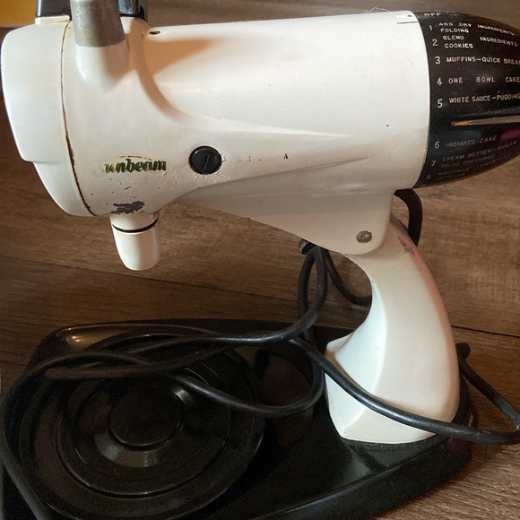 Vintage Sunbeam Mixer 12 speed with bowels - Picture 4 of 7